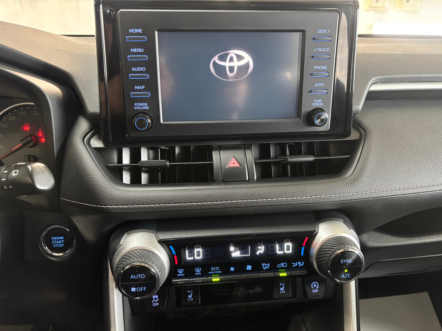 gid://shopify/MediaImage/32128063045789