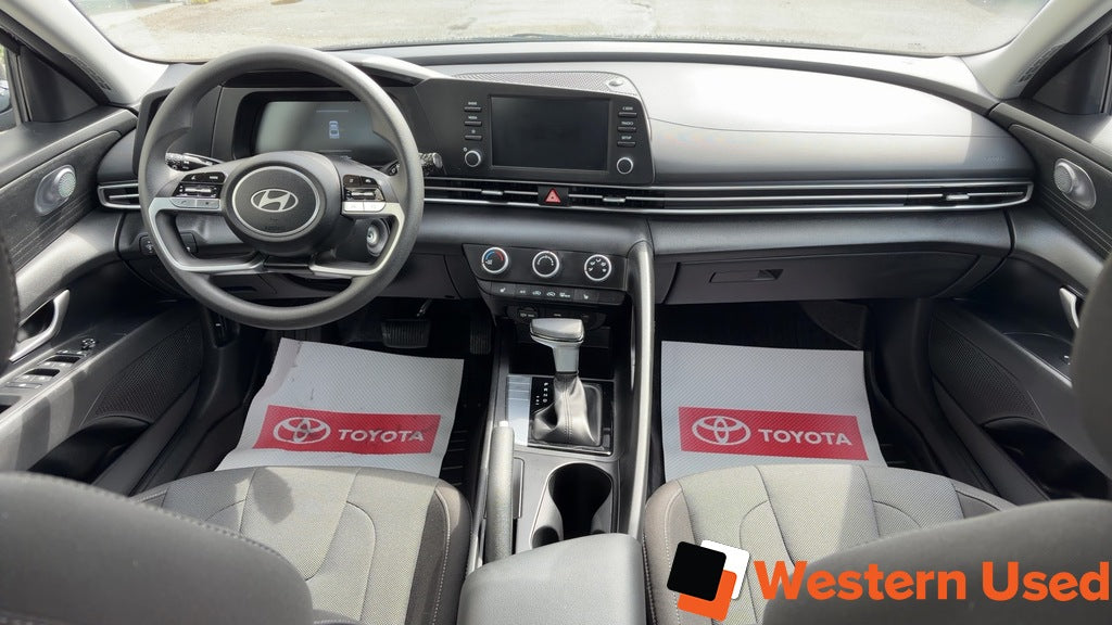 2025 Hyundai Elantra Essential IVT