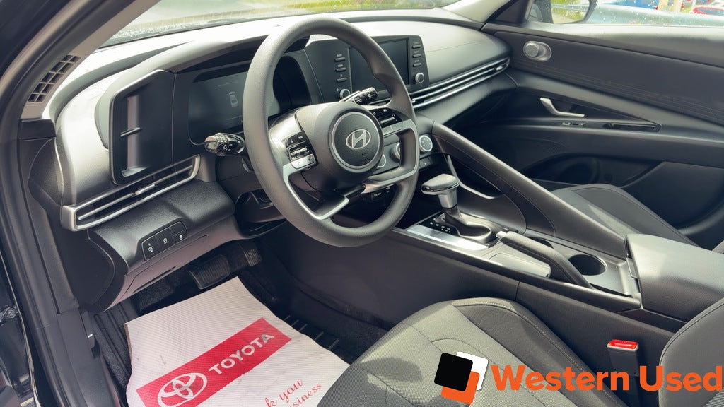 2025 Hyundai Elantra Essential IVT